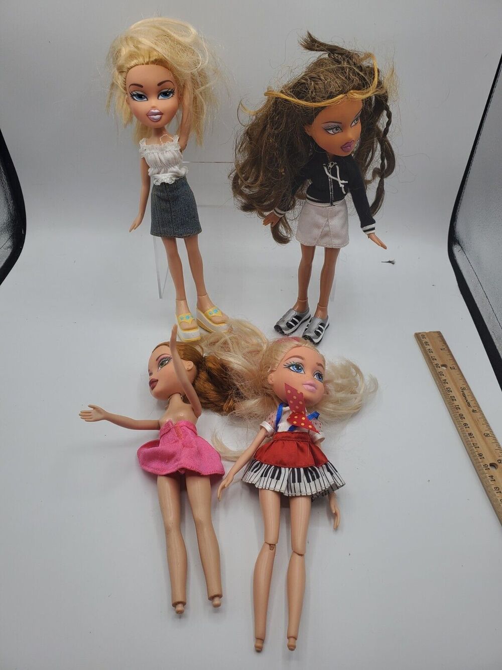 LOT OF Bratz Dolls MGA Cloe, Yasmin, Jade, Sasha, and Raya.